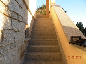 Abdichtung und Natursteinbeschichtung einer Treppe